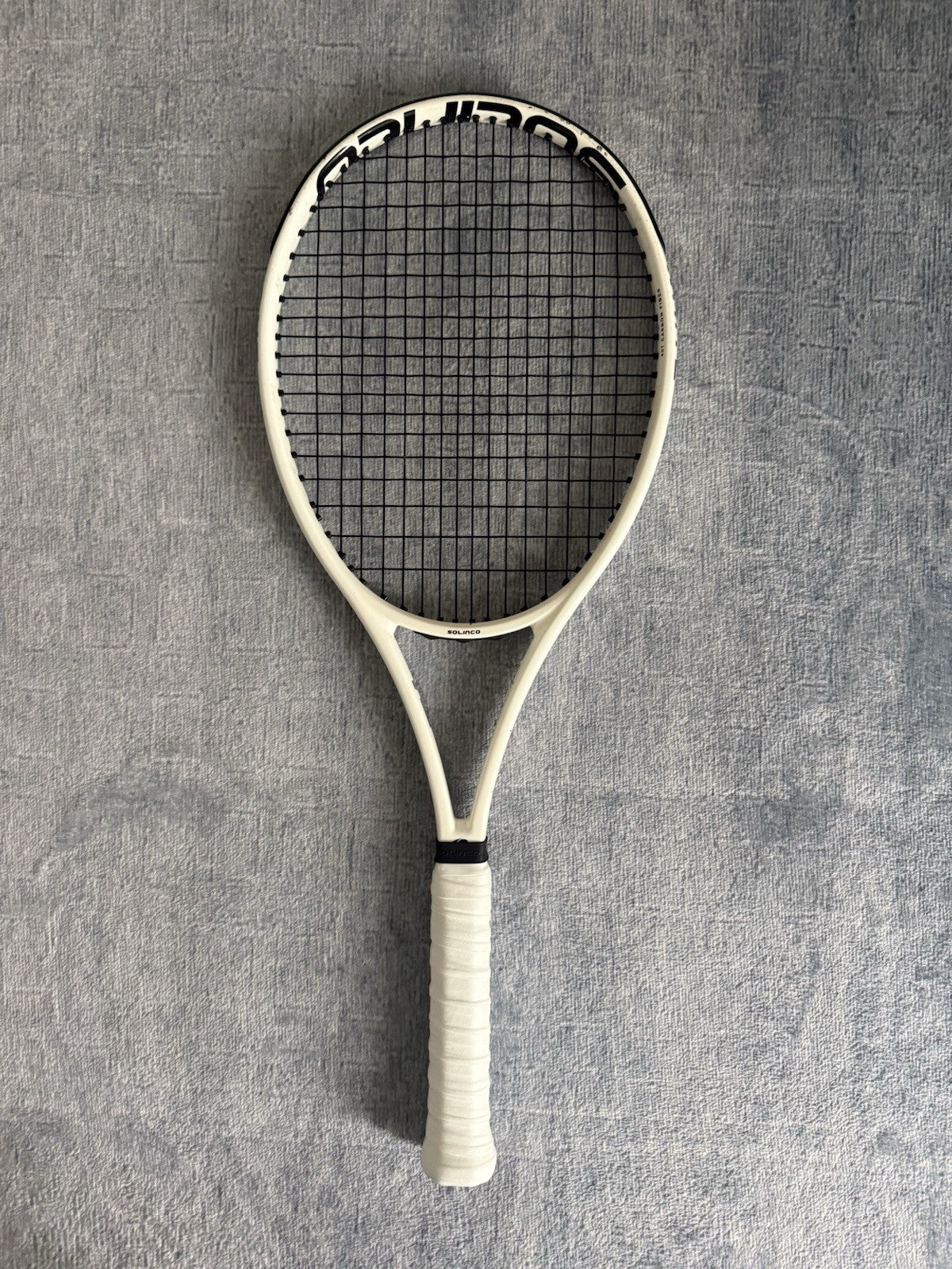 Solinco Whiteout 305 305g 98sq in Grip 3 Tennis Racket