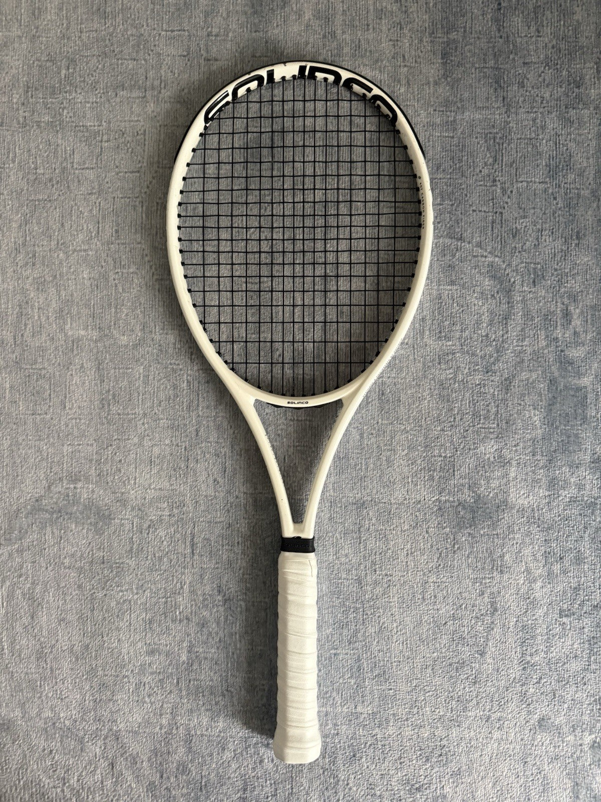 Solinco Whiteout 305 305g 98sq in Grip 3 Tennis Racket